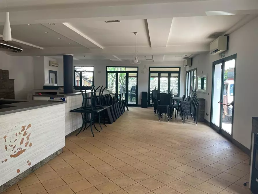 Immagine 11 di Locale commerciale in vendita  a Massa