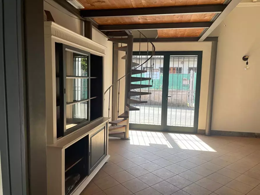 Immagine 29 di Locale commerciale in vendita  a Massa