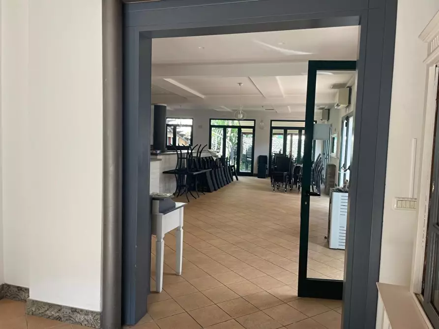 Immagine 33 di Locale commerciale in vendita  a Massa