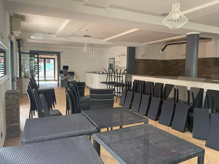 Immagine 16 di Locale commerciale in vendita  a Massa