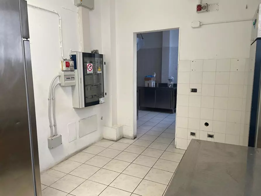 Immagine 46 di Locale commerciale in vendita  a Massa