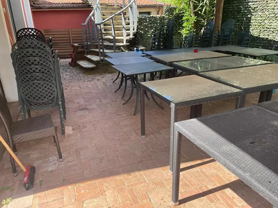 Immagine 7 di Locale commerciale in vendita  a Massa