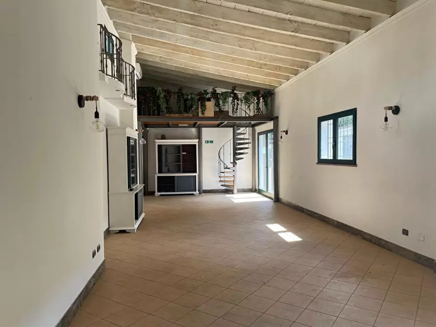 Immagine 34 di Locale commerciale in vendita  a Massa