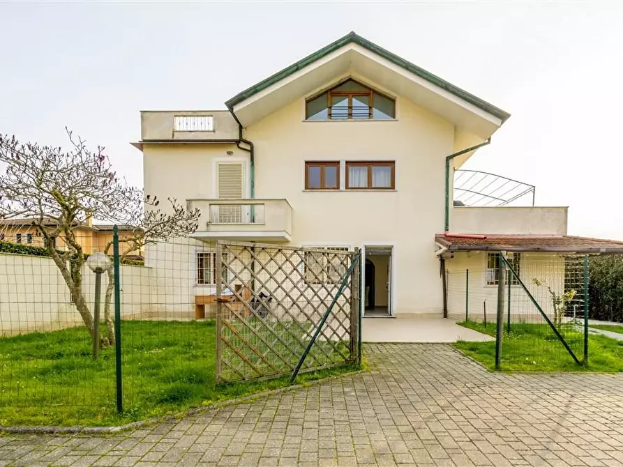 Immagine 1 di Casa bifamiliare in vendita  a Montignoso