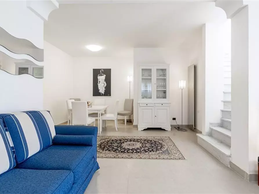 Immagine 5 di Appartamento in vendita  a Montignoso