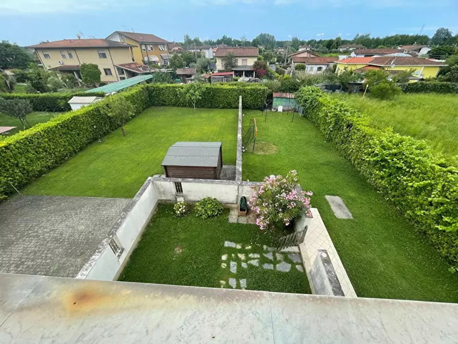 Immagine 1 di Villa in vendita  a Montignoso