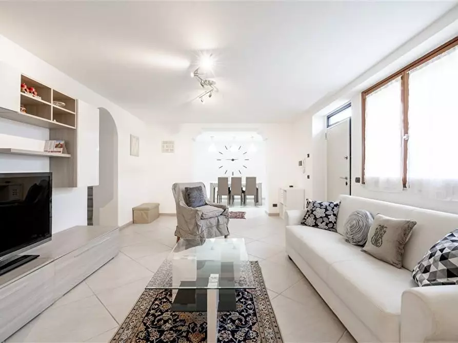 Immagine 4 di Villa in vendita  a Montignoso