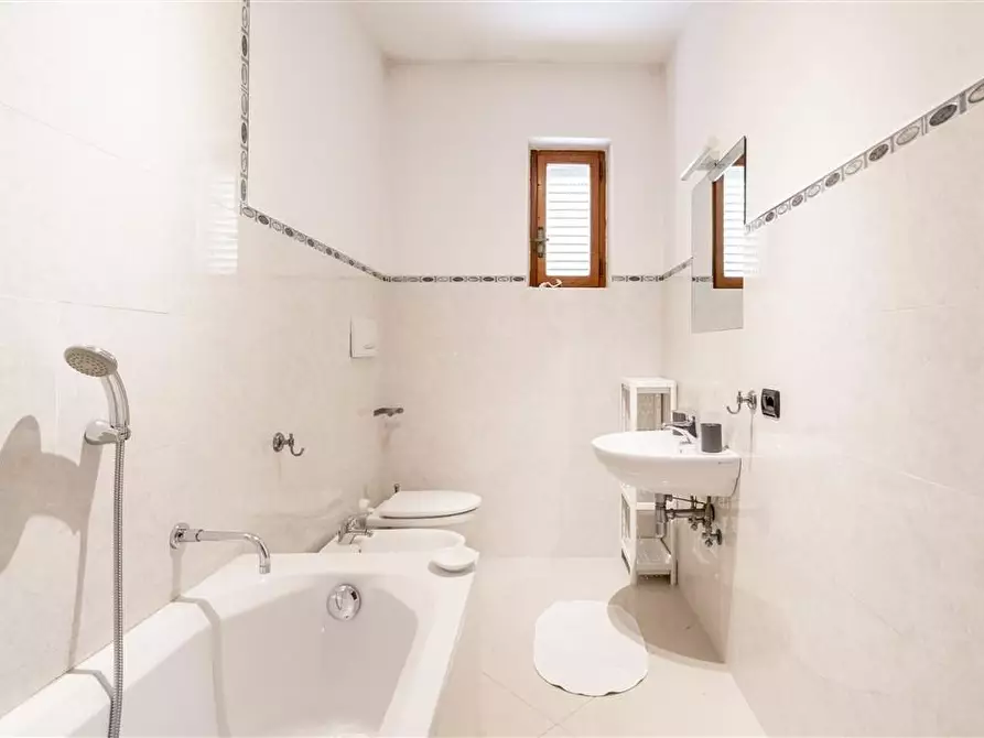 Immagine 12 di Villa in vendita  a Montignoso