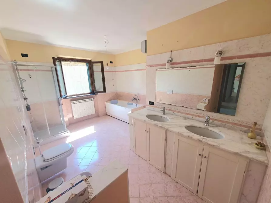 Immagine 19 di Villa in vendita  a Lucca