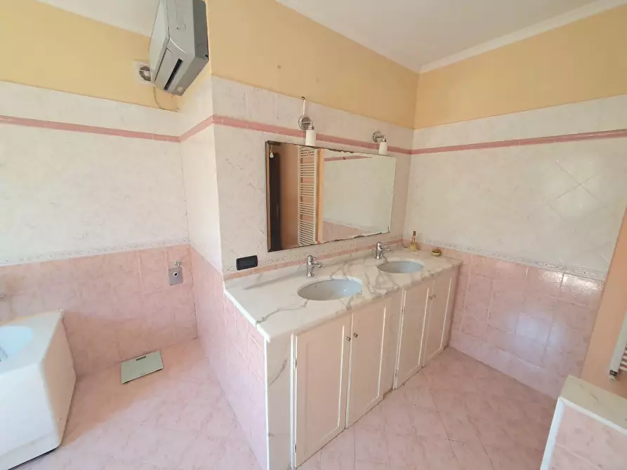 Immagine 23 di Villa in vendita  a Lucca