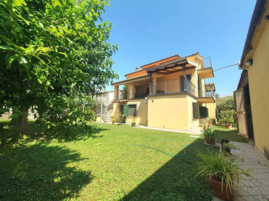 Immagine 4 di Villa in vendita  a Lucca