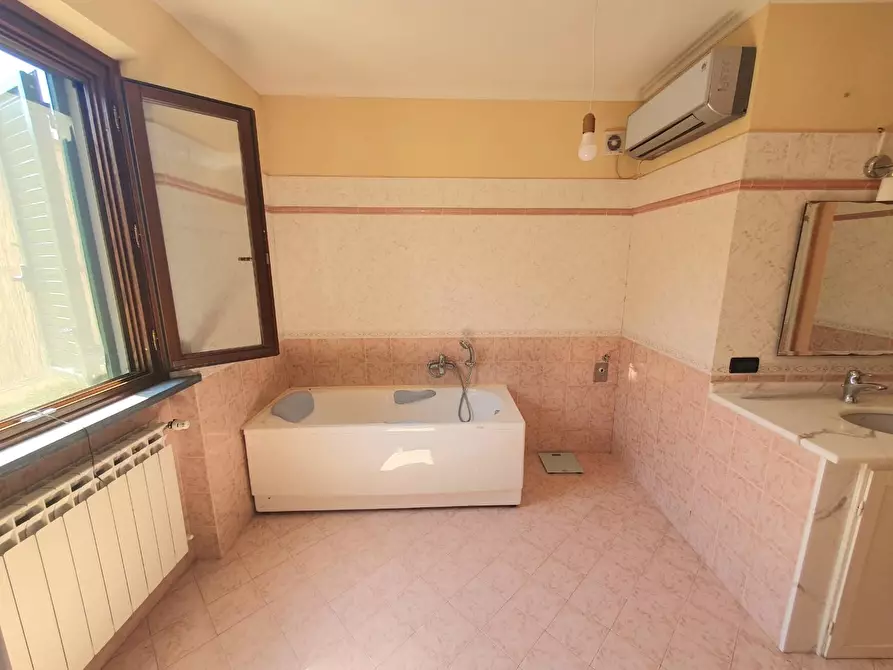 Immagine 21 di Villa in vendita  a Lucca