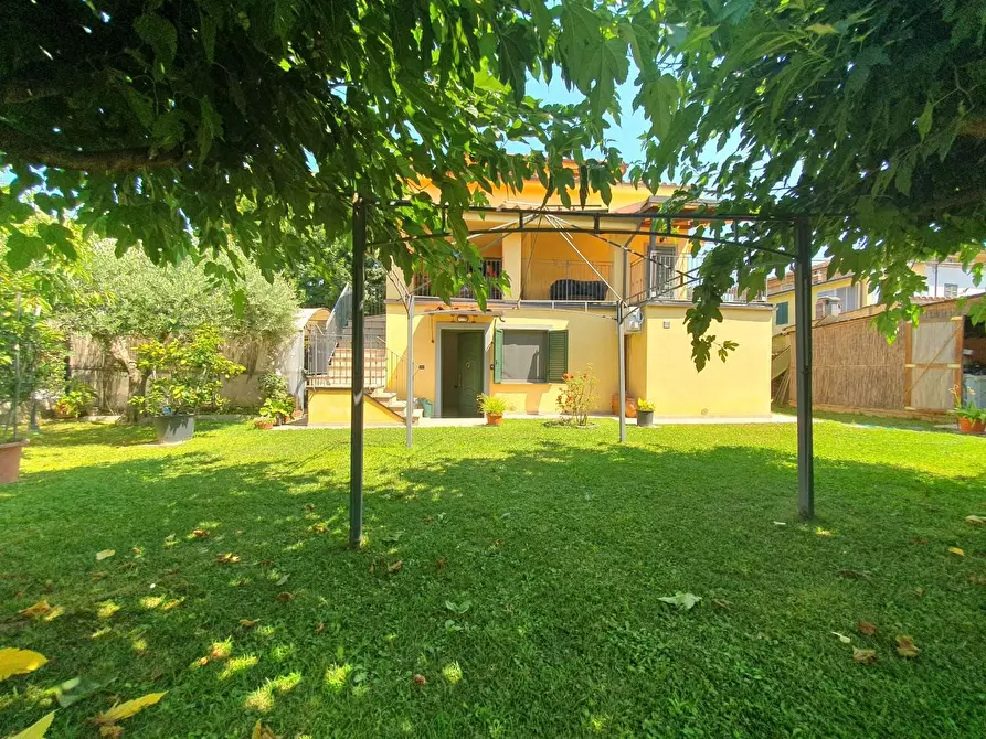 Immagine 2 di Villa in vendita  a Lucca