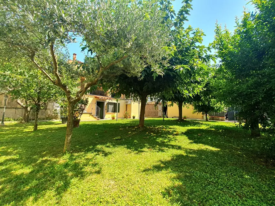 Immagine 72 di Villa in vendita  a Lucca