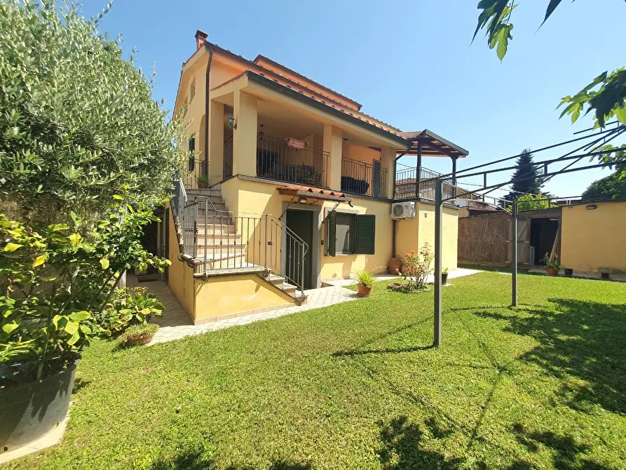 Immagine 1 di Villa in vendita  a Lucca