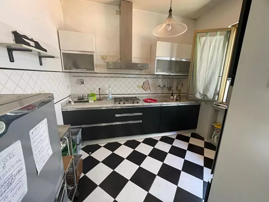 Immagine 7 di Palazzo in vendita  a Montignoso