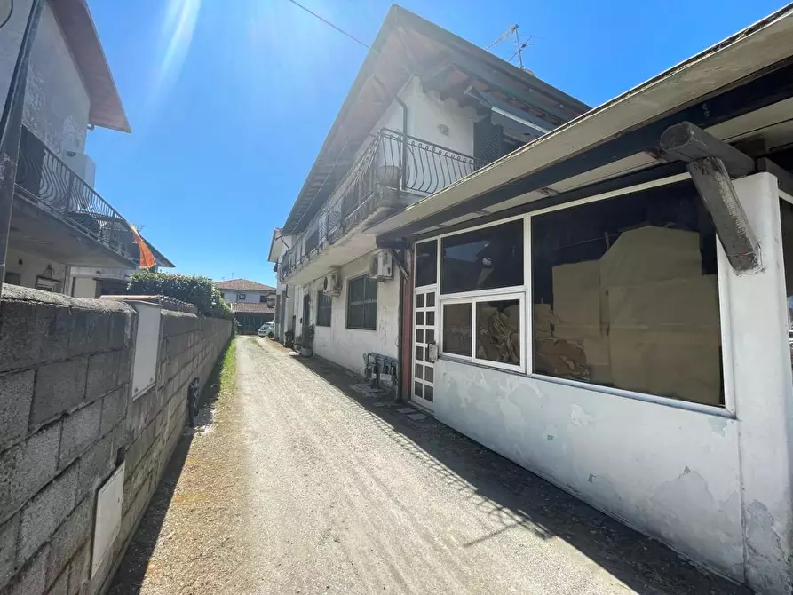 Immagine 30 di Palazzo in vendita  a Montignoso