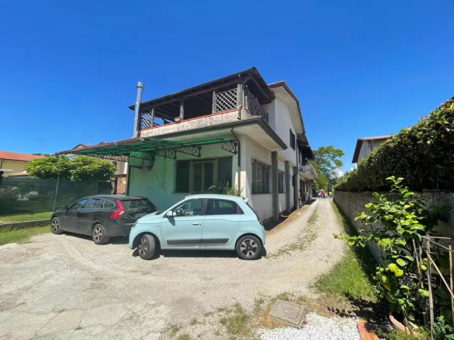 Immagine 31 di Palazzo in vendita  a Montignoso