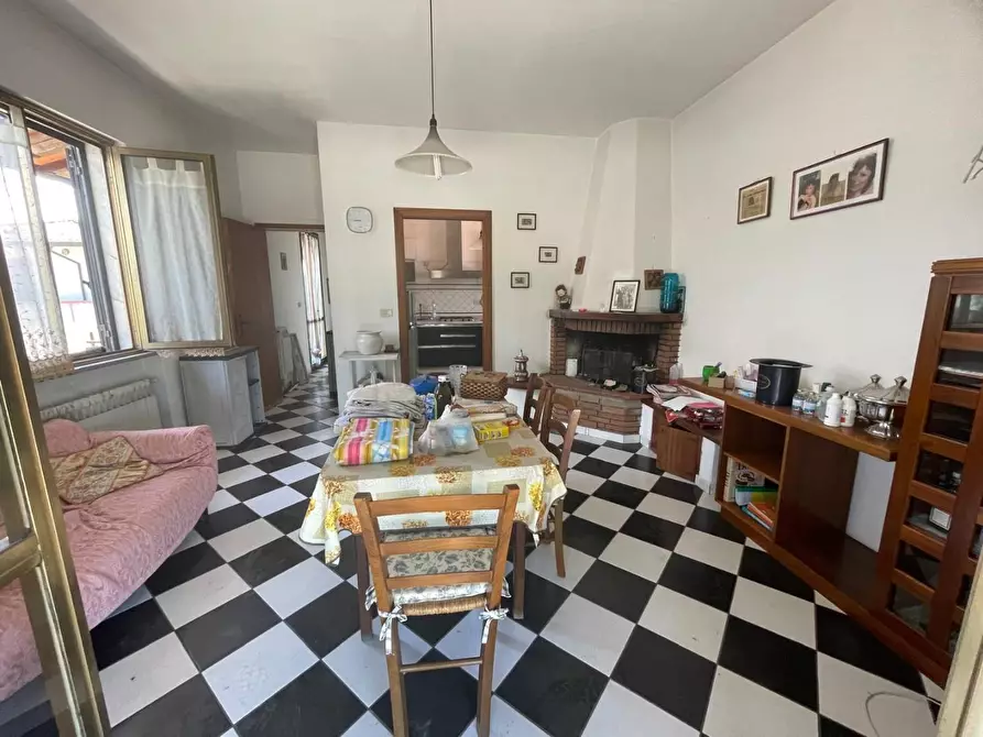 Immagine 6 di Palazzo in vendita  a Montignoso