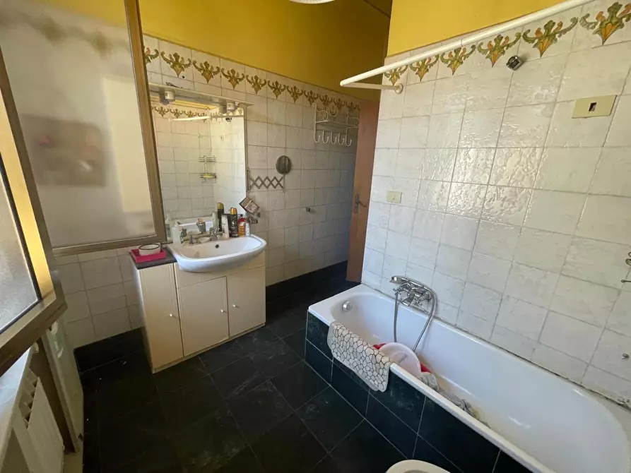 Immagine 14 di Palazzo in vendita  a Montignoso