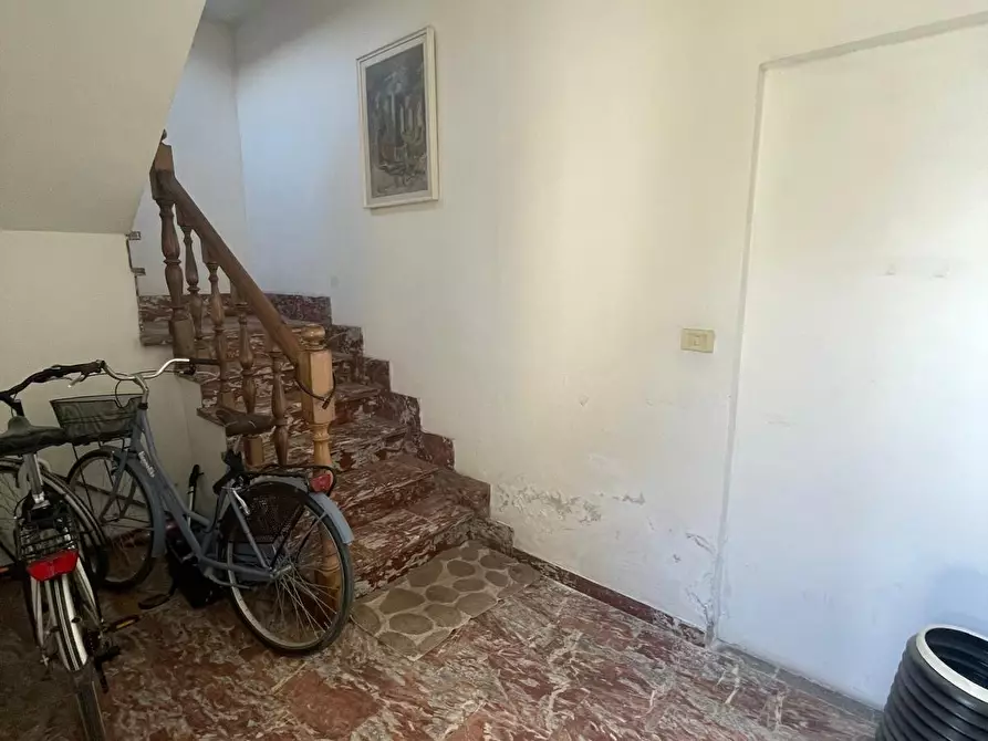 Immagine 2 di Palazzo in vendita  a Montignoso