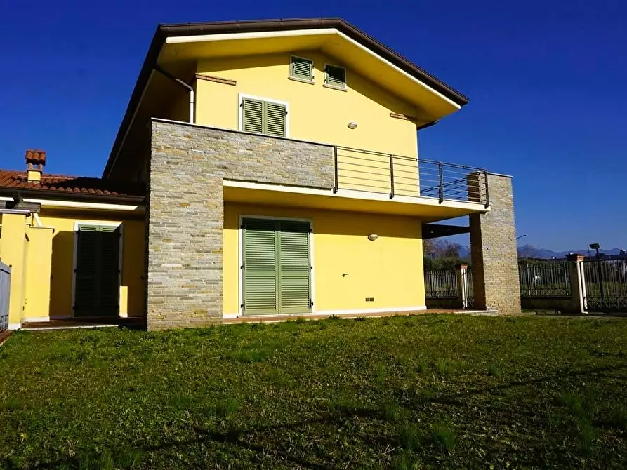 Immagine 2 di Casa trifamiliare in vendita  a Carrara