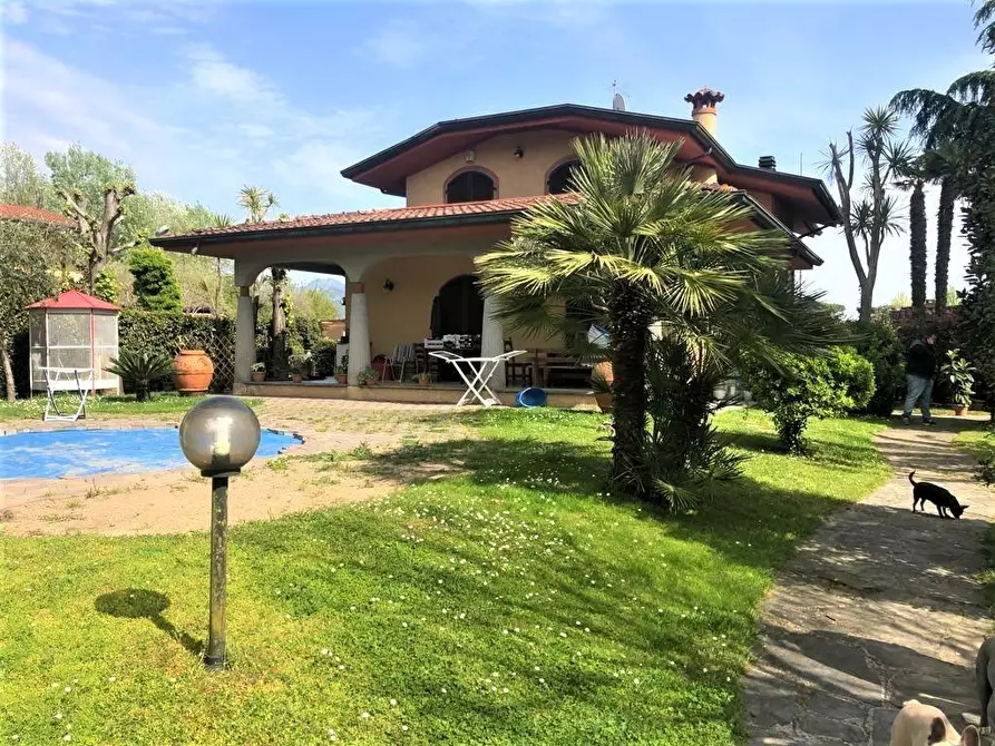 Immagine 1 di Villa in vendita  a Massa