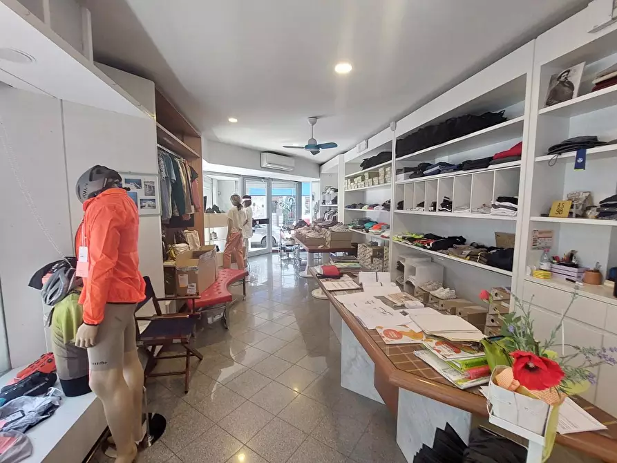 Immagine 12 di Negozio in vendita  a Viareggio