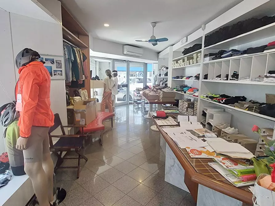 Immagine 20 di Negozio in vendita  a Viareggio