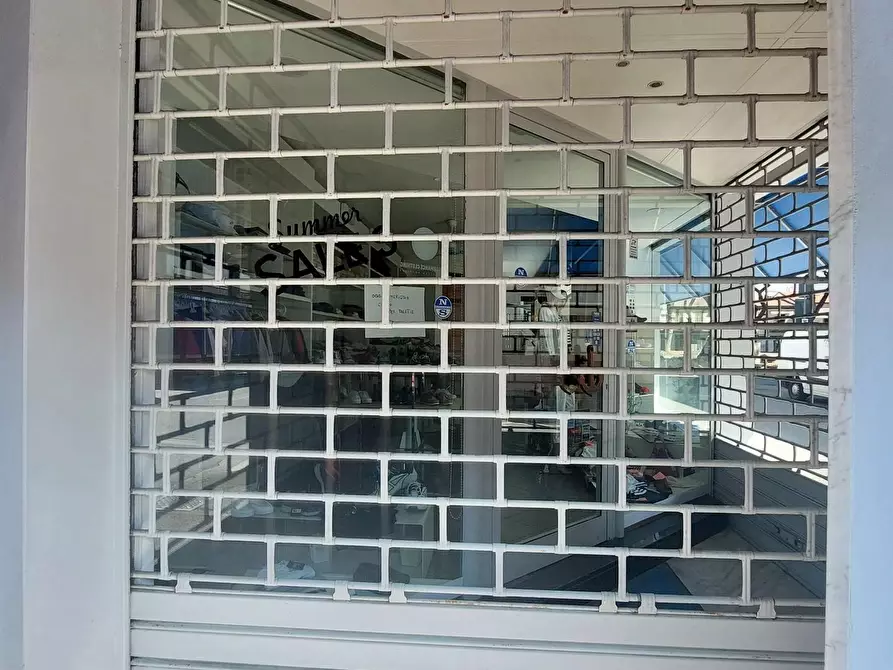 Immagine 19 di Negozio in vendita  a Viareggio