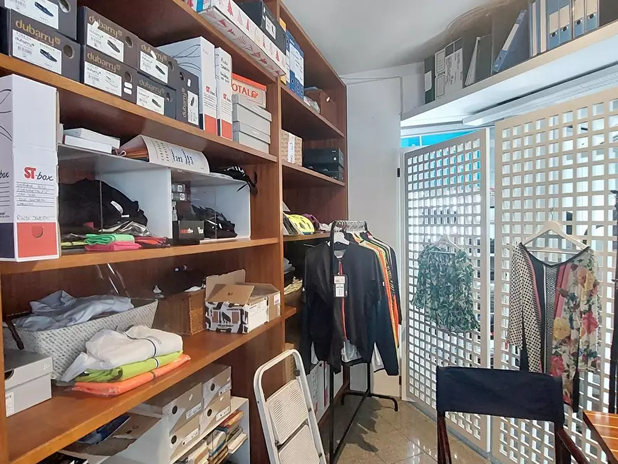 Immagine 13 di Negozio in vendita  a Viareggio