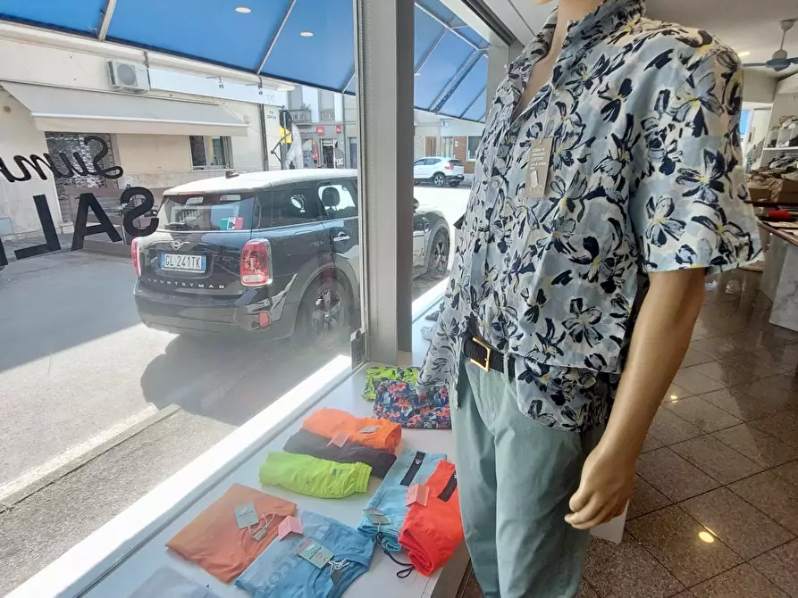 Immagine 8 di Negozio in vendita  a Viareggio