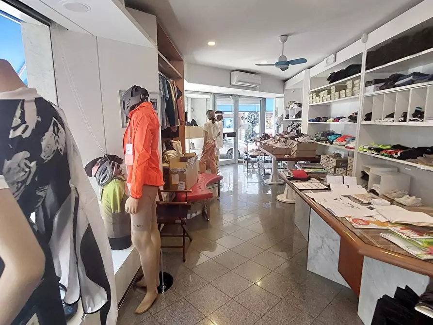 Immagine 18 di Negozio in vendita  a Viareggio