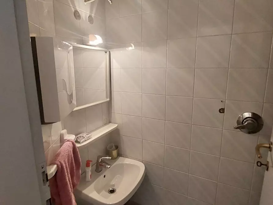 Immagine 6 di Negozio in vendita  a Viareggio