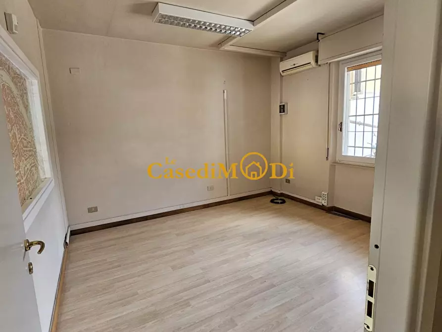 Immagine 2 di Locale commerciale in vendita  a Pisa