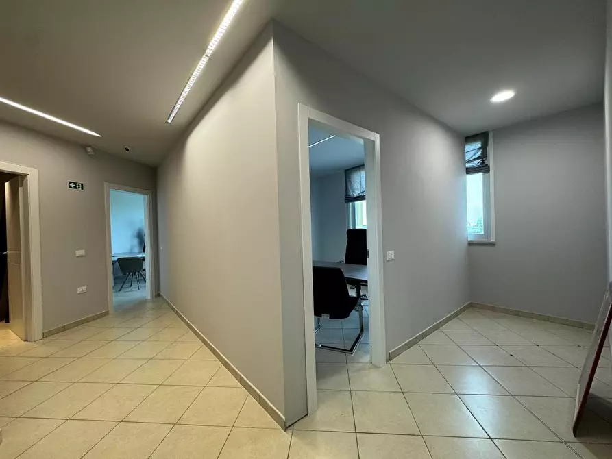 Immagine 7 di Ufficio in affitto  a Cascina