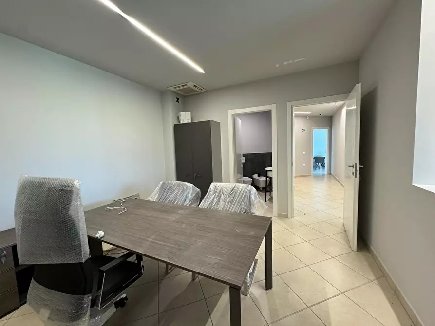 Immagine 6 di Ufficio in affitto  a Cascina