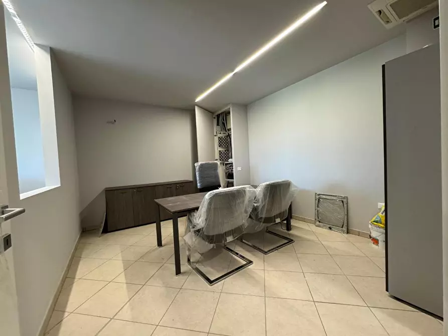 Immagine 5 di Ufficio in affitto  a Cascina