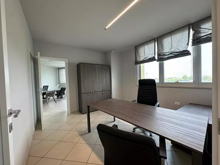 Immagine 8 di Ufficio in affitto  a Cascina