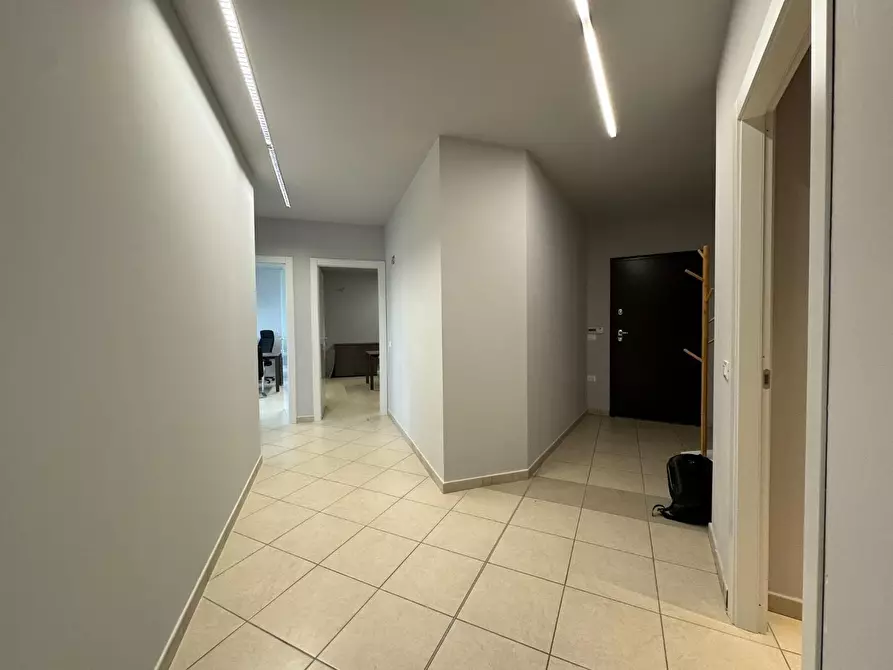 Immagine 10 di Ufficio in affitto  a Cascina