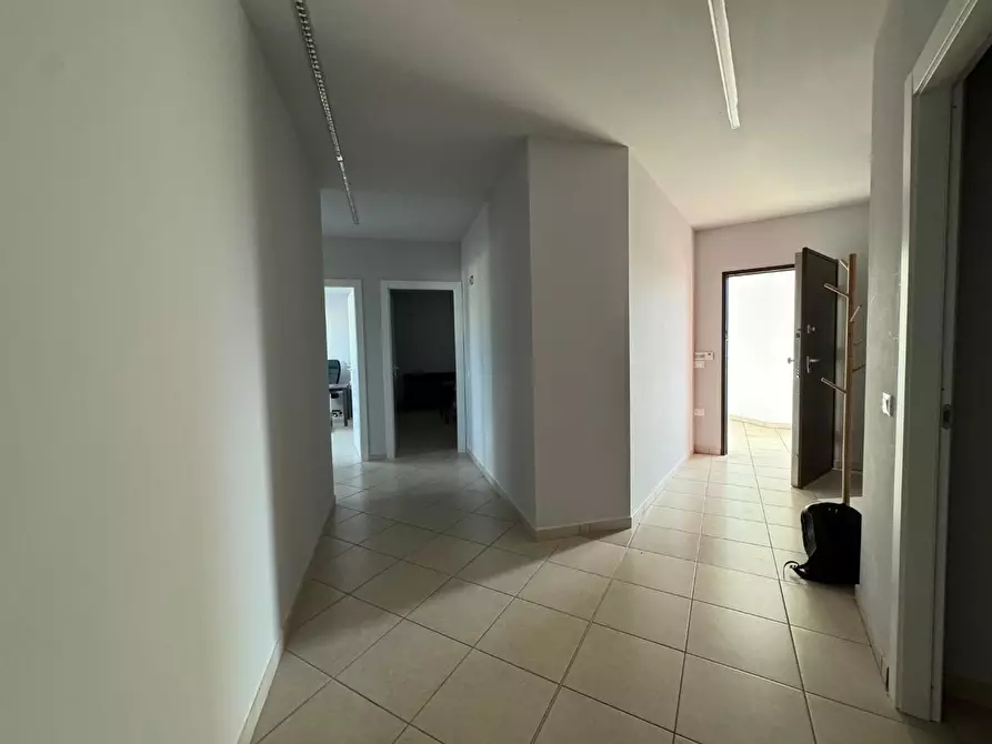 Immagine 4 di Ufficio in affitto  a Cascina