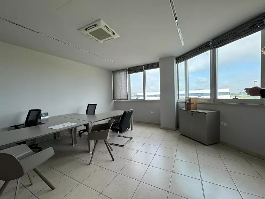Immagine 9 di Ufficio in affitto  a Cascina