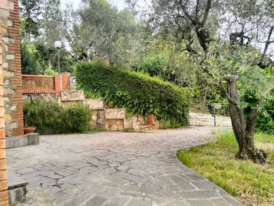 Immagine 4 di Villa in vendita  a Massarosa
