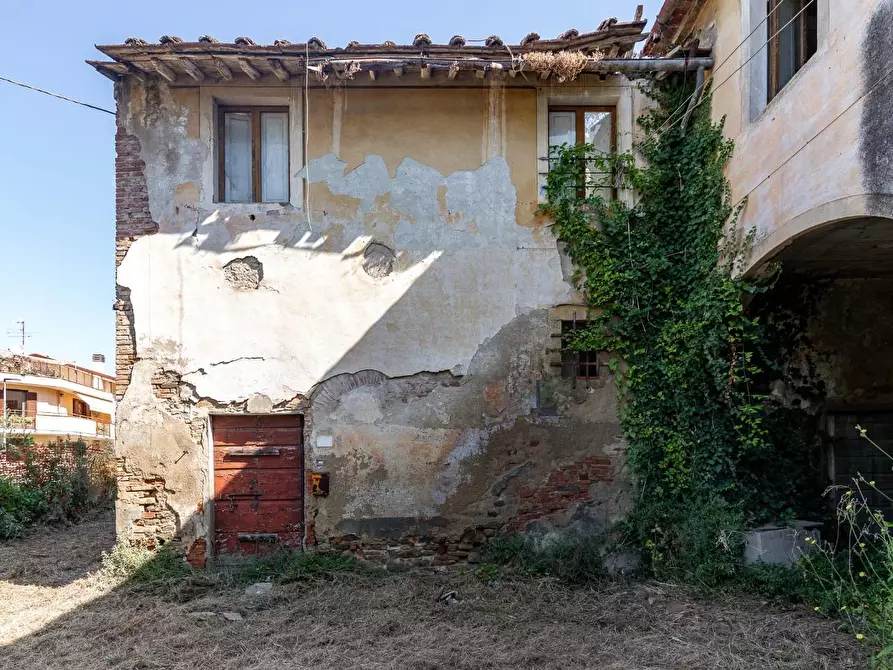 Immagine 1 di Casa colonica in vendita  a Capraia E Limite