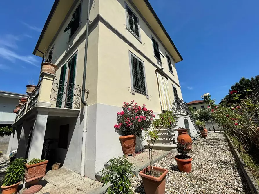 Immagine 1 di Villa in vendita  a Lucca