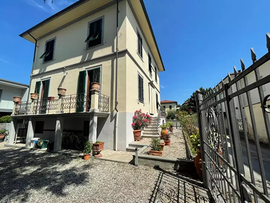 Immagine 40 di Villa in vendita  a Lucca