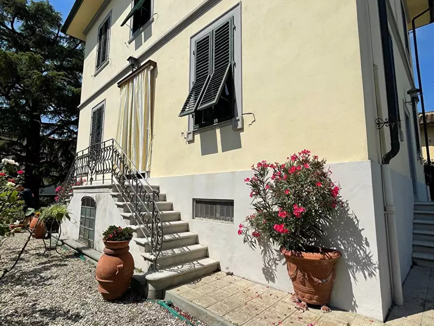 Immagine 43 di Villa in vendita  a Lucca