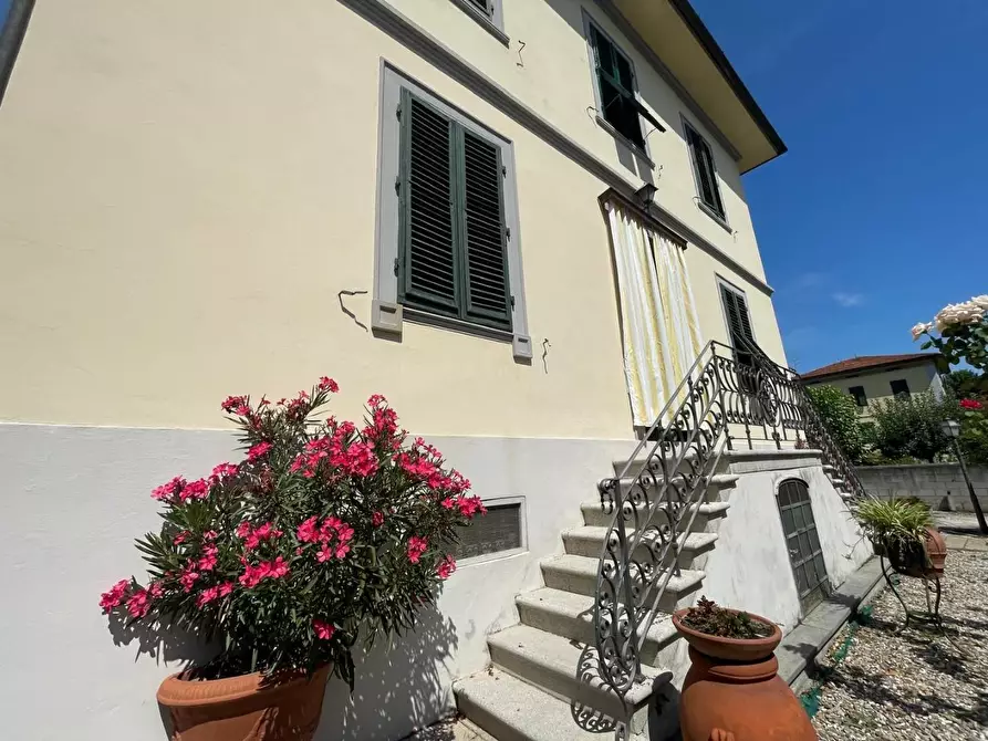 Immagine 42 di Villa in vendita  a Lucca