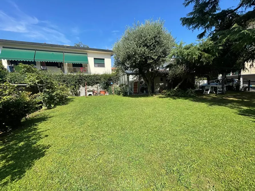 Immagine 8 di Villa in vendita  a Lucca