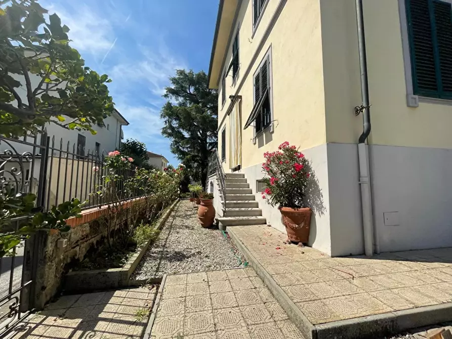 Immagine 3 di Villa in vendita  a Lucca
